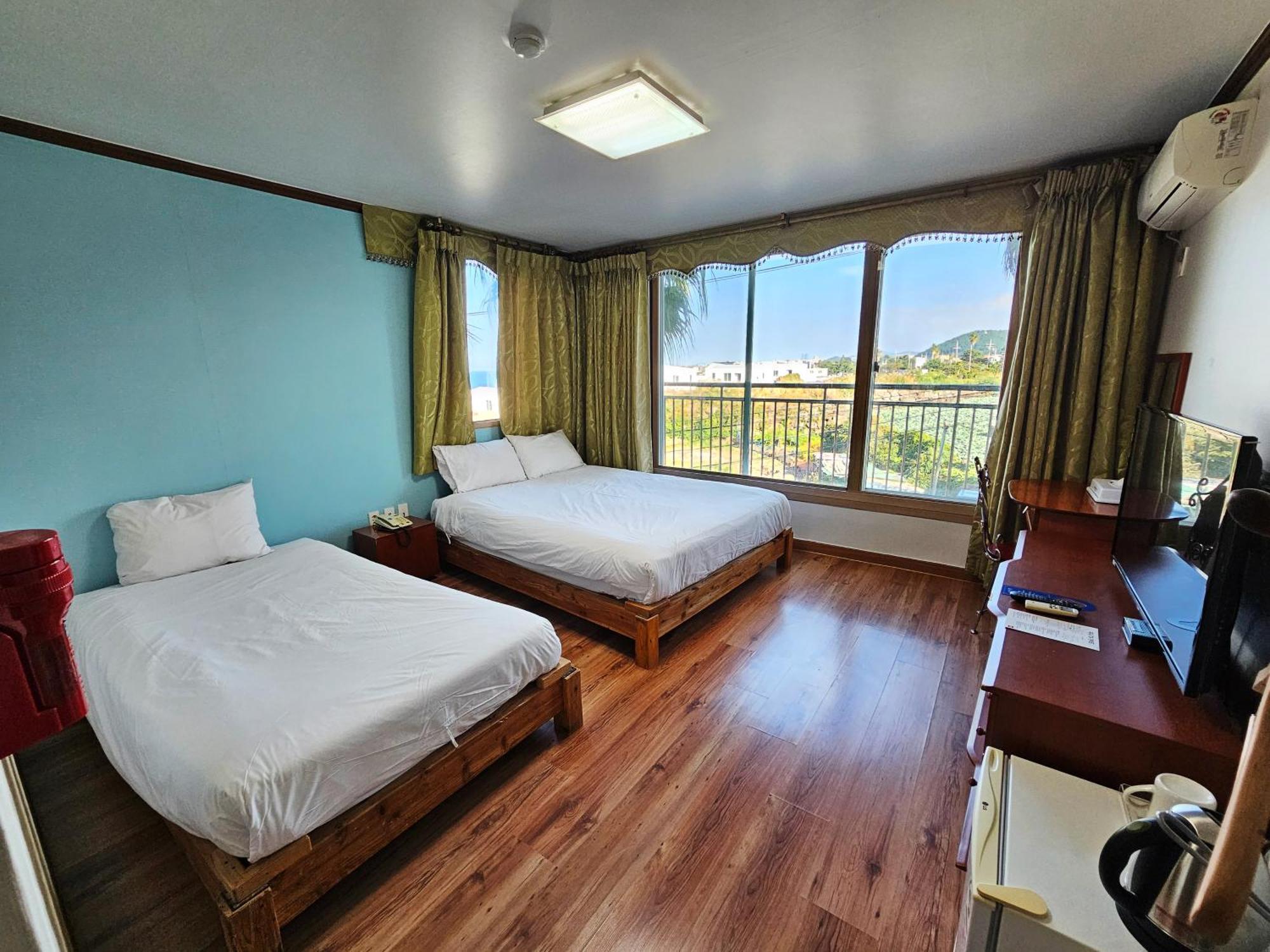 Sea Cliff Hotel Jeju Room photo